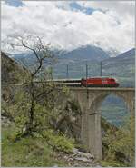 Ein SBB Re 460 ist mit einem IC auf dem Luogelkin Viadukt bei Hohtenn auf der Lötschberg Südrampe auf dem Weg nach Brig.