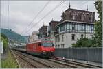 Die SBB Re 460 035-9 verlässt mit einem IR 90 Montreux in Richtung Genève-Aéroport.