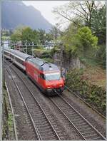 An der gleichen Fotostelle aber um 180  gedrehte, ist eine SBB Re 460 beim Château de Chillon mit ihrem IR 90 auf dem Weg in Richtung Genève-Aéroport.