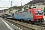 Re 484 014 mit einem CIS EC nach Milano beim Halt in Montreux.