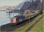 Die recht gepflegte SBB Cargo Re 620 013-3 bei ung�nstigen Lichtverh�tlnissen vor dem Hintergrund des Ch�teau de Chillon.