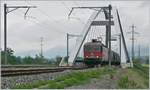 Die SBB Re 6/6 11680 (Re 620 080-2) �berquert bei Massogex die Rhonebr�cke .