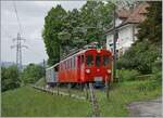 Saisoneröffnung bei der Blonay Chamby Bahn - bei Chaulin ist der Bernina Bahn RhB ABe 4/4 I N° 35 mit einen Reisezugwagen auf der Fahrt in Richtung Chamby.