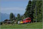 Ein kleiner Zug auf grosser Fahrt: Der RhB Bernina Bahn ABe 4/4 I N° 35 der Blonay Chamby Bahn ist mit dem Bernina Bahn As2 und dem MOB B4 N° 61 (beide auch Blonay-Chamby) als  Valrose