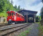 Der RhB ABe 4/4 35 und im Hintergrund der MOB FZe 6/6 2002 warten in  Chaulin auf ihren nächsten Einsatz.