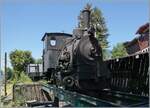 Von Alters her war die Magadino-Ebene eine fruchtbare Landschaft, bis 1515 ein Bergsturz die Gegend verw�stete. Mit dem Bau der Eisenbahn nach Locarno Ende des 19 Jahrhunderts wurde dann die Sumpflandschaft entw�ssert und der Fluss Ticino begradigt. Dazu erhielt das Consorzio Correzione del Fiume Ticino diese kleine G 2/2 Bn2t. Die Lok wurde von Arnold Jung in Jungenthal bei Kirchen im Jahre 1889 unter der Fabriknummer 59 gebaut. 1941 wurde die Lok abgestellt und am 20. Mai 2016 als Leihgabe der Familie Travani an Martin Horath abgegeben. Seit dem 3. Sept. 2016 f�hrt die Lok wieder. Das Bild zeigt die G 2/2  Ticino  bei einem Besuch der Blonay Chamby Ban im Rahmen des Schweizer Dampffestival 2026.Auch wenn die Lok nicht so sch�n gl�nzt wie die SNCF 141 R 1244 mag ich sie ganz besonders, konnte ich doch damals (2018) in Brienz das allererste Mal auf einer Dampflok mitfahren.

24. Mai 2026