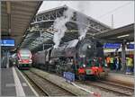 Wie jedes Jahr fand auch heuer die beliebte Dampfrundfahrt mit dem Train Casse statt. Wobei neben der Fahrt auch der kulinarische Teile sehr zum Erfolg beiträgt. Das Bild zeigt die (ex) SNCF 141R568 gleich nach der Ankunft in Lausanne. Der stattliche Zug bestand aus 40 Achsen und (hier nicht zu sehen) am Schluss des Zuge schob die Ae 4/4 251 (BLS) nach. 

26. Okt. 2024 