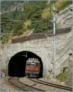 100 Jahre BLS: Die Ae 4/4 2512 verl�sst den Schluchitunnel.