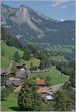 Ein BLS Re 4/4 II ist mit einem aus EW III formierten RE bei Garstatt unterwegs.