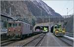 Die BLS Re 4/4 184 wartet in Goppenstein mit ihrem AT1 Autotunnelzug auf die Abfahrt, während auf Gleis zwei der BLS Tm 232 204-5 (UIC Tm 98 85 5232 204-5 CH-BLSN) rangiert.