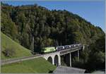 Die BLS Re 465 014 mit dem GoldenPass Express GPX von Interlaken Ost nach Montreux auf der Bunschenbachbr�cke bei Weissenburg.