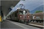 Trotz knapper Umsteigezeit doch noch ein Schnappschuss riskiert: Gleich drei BLS Re 4/4 fahren mit einem Transitgüterzug in Visp Richtung Süden.