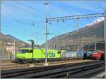 Die BLS Re 465 008 und eine BLS Re 475 verlassen mit einem Güterzug den Bahnhof von Brig. 
 
13. Nov. 2024