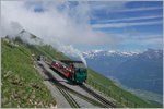 Auf dem Brienzer Rohthorn mischen sich Dampf und Rauch mischt sich mit den Wolken. 
H 2/3 16 wartet auf die Talfahrt.
7. Juli 2016