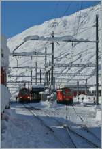 Ein Blick in den verschneiten Bahnhof Andermatt mit den Regionaz�en nach Disnetis und G�schenen.