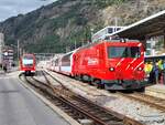Der Glacier Express von Zermatt nach St. Moritz beim Halt in Brg.
12. Sept. 2024