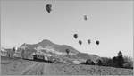 Ein MOB GDe 4/4 (Serie 6000) ist währnd des Ballons Festivals bei Château d'Oex auf dem Weg nach Montreux.