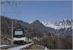 Der Alpina MOB ABe 4/4 9302 und ein weiterer an der Spitze des Zugs sind in Sendy-Sollard auf dem Weg nach Zweisimmen.