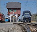 Da der GoldenPass Express von Interlaken Ost nach Montreux in Chamby auf den Gegenzug wartet, ist die Schranke beim Bahnübergang noch geöffnet und somit bietet der Übergang diese Sicht