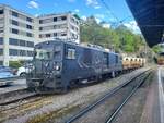 Die MOB GDe 4/4 6002 steht mit einem leeren Schienentrasportzug abgebügelt in Vevey.