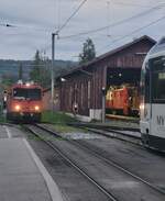 Während in morgengrauen im linken Bildteil die MOB HGem 2/2 2501 (ex MVR) rangiert, sind in Dépôt die beiden CEV He 2/2  Nr.