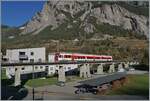 Der TMR / Region Alps NINA RABe 525 041 ist bei Sembrancher auf dem Weg von Le Châble nach Martigny und fährt über die 370 Meter lange Sembrancher Brücke.