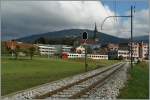 W�hrend im Hintergrund ein TPF Zug von Ch�tel St-Denis Richtung Bulle f�hrt, f�hrt das Gleis im Vordergrund nach Pal�zieux.