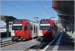 Zwei TPF SURF Regionalzüge kreuze sich im neuen Bahnhof von Châtel St-Denis.