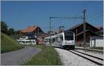 Nach der Kreuzung verlassen die beiden TPF Regionalzüge nach Palézieux (im Hintergrund ) und Bulle den Bahnhof von Vaulruz Sud.