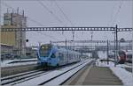 Der im sehr gef�lligen Werbeanstrich der  Groupe Grisoni  gehaltene TPF RABe 527 198 verl�sst Romont in Richtung Bulle.
