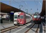 Schmal- und Normalspur in Bulle: Der TPF BDe 4/4 122 verl�sst Bulle in Richtung Gruy�re w�hrend der im Bahnsteigschatten stehende SBB Domino D�dingen als Ziel hat.