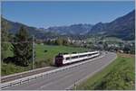 Ein TPF RBDe 560  Domino  ist auf der vor kurzem umgespurten Strecke von Bulle nach Broc unterwegs. Im Hintergrund die Freiburger Alpen. 

29. Sept. 2023