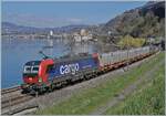 Die gemietete SBB Cargo Re 193 056 ist kurz vor Villeneuve mit einem Güterzug auf dem Weg in Richtung St-Maurice.
Im Hintergrund ist das Château de Chillon zu erkennen. 

2. April 2026