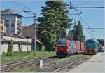 Die SBB International Re 475 471  Karlsruhe ( (91 80 6193 471-0 D-SIEAG) und ein Trenord Ale 711 in Gallarate.