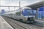 Der aus drei SNCF Z 27500 bestehende TER Geneève - Lyon fährt ohne Halt durch den Bahnhof von Vernier. 

29. April 2026