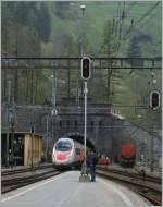 Ein SBB ETR 610 von Milano nach Basel unterweges, verschwindet in Goppenstein im 15 km langen L�tschbergtunnel.