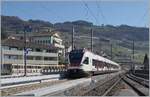 Ein SBB RABe 523 FLIRT verlässt den im Umbau befindlichen Bahnhof von Cully.