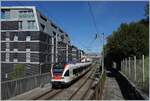 Zwischen Lärmschutzwänden und hohen Häusern ist eine SBB RABe 523 bei Montreux als S3 nach Allaman unterwegs.

4. Mai 2020