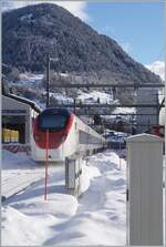 Ein SBB Giruno RABe 501 ist im verschneiten Airolo auf dem Weg in den Süden. Normalerweise nutzen die Fernverkehrszüge den Gotthard Basis Tunnel, dieser war jedoch in dieser reiseschwachen Zeit in der zweiten Januar Hälfte infolge von periodischen Unterhaltsarbeiten nur beschränkt befahrbar. 

21. Jan. 2025