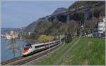 Um den SBB RABe 503 mit dem Château de Chillon auf ein Bild zu bekommen, kommt zu dieser Tageszeit nur ein  Nachschuss  in Frage, denn bei der Rückleistung ist das Licht bereits grenzwertig. Im Bild: Ein SBB RABe 503  Pinocchio  ist als EC von Milano Centrale auf dem Weg nach Genève und wurde kurz nach Villeuve fotografiert. 24. April 2026