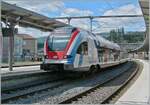 Der SBB LEX RABe 522 226 steht als Léman Express RL5 nach Genève in Bellegarde. Im Gegensatz zu allen andern Léman Express Strecken verkehrt die RL5 nicht im Takt, sondern nur zu den Hauptverkehrszeiten.

26. Aug. 2024