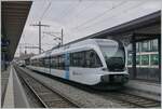 Wenn auch nur auf den zweiten Blick erkennbar, stehen hier in Weinfelden gleich drei Thurbo GTW RABe 526 hintereinander, mit dem Abfahrbretien Thurbo GTW RABe 526 755-4 im Vorgergrund.

8. Dez. 2022