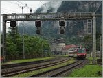 Unter der markenten Siganlbrücke von Varzo erreicht ein  Walliser Domio  den Bahnhof Varzo.