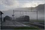 Im Morgennebel ist der SBB NPZ als RE Neuchâtel - Frasne (TGV Anschluss nach Paris) bei Noiraigue unterwegs.