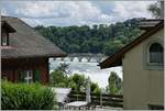 Rheinfall - ein Nischennbild gibt den Blick frei auf den Rheinfall und eine Thorbo GTW welcher die Rheinbr�cke bei Neuhausen �berquert.
