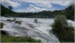 Rheinfall - und im Hintergrund ein Thurbo TGW auf der Fahrt �ber die Rheinbr�cke bei Neuhausen.