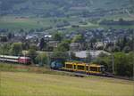 Die Stadler-Werkslok Eem 936 131 liefert eine neue TINA-Strassenbahn nach Darmstadt aus.