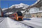 Nach Nebel und Schatten drei Winterbilder - so wie man sich den (Foto)-Winter vorstellt: In Airolo vermögen die Sonnenstrahlen am späteren Vormittag über die hohen Berge für knapp drei Stunden bis ins Tal zu scheinen und dabei den ausfahrenden SOB RABe 526 217 in ein herrliches Licht zu tauchen. Der Treno Gottardo ist als IR 46 2413 von Zürich nach Locarno unterwegs. 21. Januar 2025