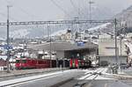 Vor einem Zug nach Scuol-Tarasp wartet die Ge 4/4 631  Untervaz  am 02.04.2022 im Bahnhof Disentis-Muster auf die Abfahrt, daneben ein Zug der Matterhorn-Gotthard-Bahn