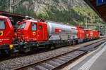 Der Erstfelder SBB L�sch- und Rettungszug 2014 „Uri“ der SBB Infrastruktur vom Depot Erstfeld (ein vierteiliger LRZ 2014) am 02 August 2019 beim Halt im Bahnhof G�schenen. Hier im Detail (von links n. rechts) der Tankl�schwagen - Xans 99 85 9375 011-5 CH-SBBI und das Ger�tefahrzeug - Xtmas 99 85 9177 011-5 CH-SBBI. 

Im Einsatzfall wird der Zug auch so, in zwei Einheiten, geteilt.
in zwei Einheiten geteilt. Diese Einheit, bestehend auch den Tankl�schwagen und dem Ger�tefahrzeug, mit einer Antriebsleistung von 780 kW (nur das Ger�tefahrzeug hat einen Antrieb), dient dann der Feuerbek�mpfung und den Bergungsarbeiten. Die zweite Einheit (mit 1.560 kW Antriebsleistung), bestehend aus zwei Rettungsfahrzeugen �bernimmt dann im Shuttleverkehr den Personentransport zu einem sicheren Ort.

Der Tankl�schwagen ist nicht selbstfahrend, er ist als Steuerwagen ausgef�hrt, daher auch die Gattungsbezeichnung Xans. Er besitzt zwar einen Deutz 6-Zylinder- Dieselmotor (mit 238 KW Leistung) mit vollautomatischem Partikelfilter, einer und angeflanschtem Pumpenaggregat von Vogt, dieser wird aber nur Wasser- und Schaummittelpumpen ben�tigt. 

F�r den Gotthard-Basistunnel (GBT) werden zwei dieser LRZ 14 vorgehalten, dieser steht beim neuen Erhaltungs- und Interventionszentren (EIZ) Erstfeld und ein weiterer beim EIZ Biasca. F�r jeden Zug wird rund um die Uhr (7 x 24 h) eine Besatzung mit je 5 Mann vorgehalten. Die Mannschaften der L�sch- und Rettungsz�ge sind an ihren Standorten kaserniert. Das erm�glicht, dass sie auch in der Nacht innerhalb weniger Minuten einsatzbereit sind. Die Z�ge sind innerhalb 5 Minuten startklar. Im Ereignisfall erfolgt dann eine entsprechende Verst�rkung durch externe Einsatzkr�fte, wie Feuerwehr, Sanit�t, etc..

Technische Daten Tankl�schwagen (Xans 99 85 9375 0xx-x CH-SBBI):
Ausr�stung Tankl�schwagen:
1 Frontmonitor an F�hrerkabine, Leistung 800 l/Min. bei 8 Bar, Wurfweite ca. 35 m (Wasser)
1 Wasser-/Schaumwerfer auf Kabinendach, Leistung 2400 l/Min. bei 8 Bar, Wurfweite ca. 70 m (Wasser), ca. 60 m (Schaum)
Fahrzeugfront, Selbstschutzd�sen 2 � 75 l/Min. und 1 � 150 l/Min.
Abg�nge getrennt f�r Wasser – Wasser/Schaum
Aufbaubarer Wasser-/Schaumwerfer mit 1200 l/Min.
Aufbaubare Hydroschilder mit 720 und 1800 l/Min.
feste LED-Scheinwerfer
Schlauchmaterial 1.000 m (Schlauchgr��en 40 mm, 55 mm, 75 mm)
Teilst�cke, Hohlstrahlrohre, Schwer- und Kombischaumrohre
Handfeuerl�scher (Schaum, CO2)
Pr�f- und Erdungsgarnituren f�r die Fahrleitung

Maschinenraum Tankl�schwagen:
Dieselmotor Deutz (238 kW / 324 PS), 6 Zylinder mit vollautomatischem Partikelfilter welcher die Abgasnorme Stage IIIB erf�llt und angeflanschtem Pumpenaggregat von Vogt
Druckpumpe 6000 l/Min. bei 10 Bar
Schaummittelpumpe 500 l/Min., 0–6 % Zumischrate
Hochdruckpumpe 500 l/Min. bei 40 Bar

TECHNISCHE DATEN (Fahrzeug):
Hersteller Untergestell: Josef Meyer AG
Hersteller Fahrzeug Oberbau: Windhoff Bahn- und Anlagentechnik GmbH (Fabriknummer 2752)
Hersteller Atemluftanlage: Dr�ger Safety AG
Hersteller Feuerl�schtechnik: Vogt AG
Spurweite: 1.435 mm (Normalspur)
Achsfolge: 2´2´ (nicht selbstfahrend / Xans)
Anzahl der Achsen: 4 in zwei Drehgestellen
L�nge �ber Puffer:  17.040 mm
Drehzapfenabstand: 12.000 mm
Achsabstand im Drehgestell: 1.800 mm
Eigengewicht: 41.000 kg
Dienstgewicht 90.000 kg
L�schwasservorrat: 45.000 Liter
Schaumextrakt-Vorrat: 1.500 Liter

Technische Daten Ger�tefahrzeuge:
Arbeitsmodul/Generator:
Generator 65 kVA f�r Bordnetz, Dieselmotor Deutz (erf�llt Abgasnorm IIIB, ausger�stet mit einer integrierten Abgasnachbehandlung und aktiver Regeneration mittels eines DPF/Brenners).
Atemluftfilteranlage und Abf�llstation f�r tragbare Atemluftflaschen.

Feuerl�schanlage:
1 Frontmonitor an F�hrerkabine, Leistung 800 l/Min. bei 8 Bar, Wurfweite ca. 35 m (Wasser)
1 Wasser-/Schaumwerfer auf Kabinendach, Leistung 2400 l/Min. bei 8 Bar, Wurfweite ca. 70 m (Wasser), ca. 60 m (Schaum)
Fahrzeugfront, Selbstschutzd�sen 2 � 75 l/Min. und 1 � 150 l/Min.

Ausr�stung:
Motorspritze (Typ 1, mobil, 800 l/Min. bei 8 Bar, resp. nach Umbau Lenzpumpe 2700 l/Min. bei 1,5 Bar mit Saugschl�uchen)
Diverses �lwehrmaterial – �lbindemittel, Feuerl�scher (Schaum, Pulver, CO2), Werkzeug, Explosionsgesch�tzte Handlampen und W�rmebildkameras
Beleuchtungsmaterial – Scheinwerfer (1.000 W)
ELRO-Pumpe mit Saug-/Druckschl�uchen
Schienenrollwagen
Rettungskettens�ge, Trennschleifer, Rettungsschere/Rettungsspreizer, Pioniermaterial, Leiter und Absperrmaterial
Evakuierungsstege
Hilfskupplungen f�r Fahrzeuge mit automatischer Kupplung
Kran Palfinger PC 3800 mit Seilwinde

TECHNISCHE DATEN (Fahrzeug):
Hersteller Basisfahrzeug: Windhoff Bahn- und Anlagentechnik GmbH
Basisfahrzeug Typ: WINDHOFF MPV
Hersteller Arbeitsmodul: Dr�ger Safety AG
Hersteller Feuerl�schtechnik: Vogt AG
Spurweite: 1.435 mm (Normalspur)
Achsfolge: Bo´Bo´
Eigengewicht: 71.900 kg
Dienstgewicht: 80.000 kg
L�nge �ber Puffer:  22.060 mm
Drehzapfenabstand: 15.500 mm
Achsabstand im Drehgestell: 2.600 mm
Treibraddurchmesser: 920 mm (neu)
H�he der Containerauflage: 1.220 mm
H�chstgeschwindigkeit: 100 km/h (eigen und geschleppt)
Leistung: 2 x 390 kW
Dieselmotor: 2 x MTU-Dieselpowerpack (6-Zylinder Turbo geladener Dieselmotor von MTU, Partikelfilter, Turbogetriebe mit eingebauten Retarder und K�hlsystem)
Kleinster befahrbarer Gleisbogen: R 120 m

Quellen: SBB und Anschriften
Stand: September 2025
